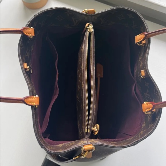Louis Vuitton Montaigne Top Handle Bag MM Brown
Canvas. Pre owned. - Picture 9 of 11